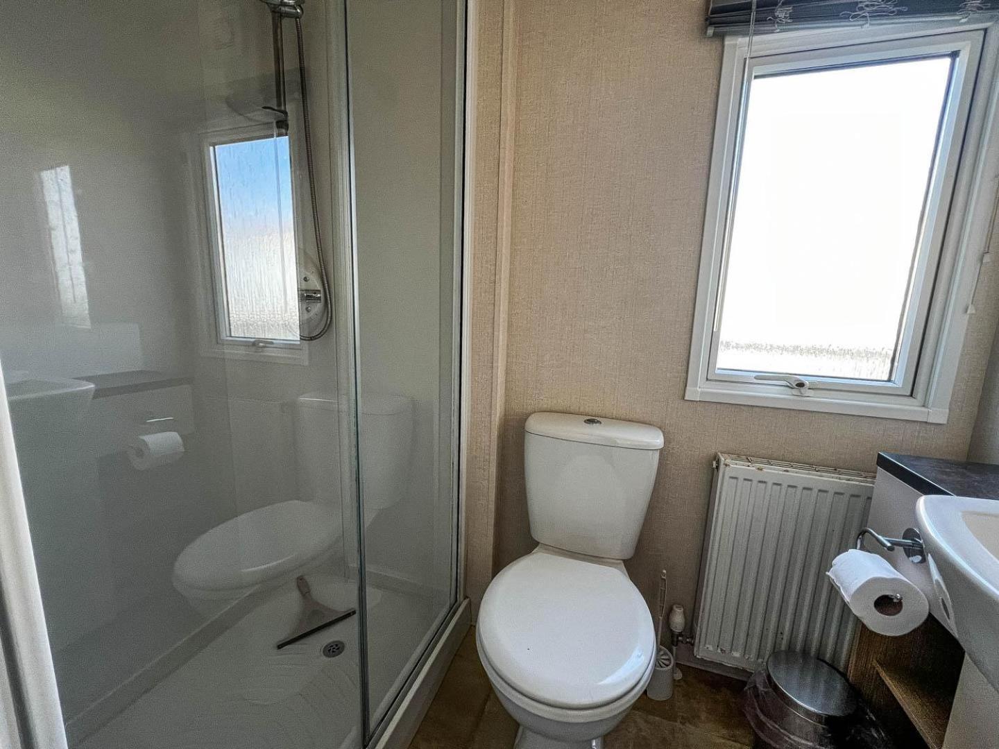 6 Berth Luxury Caravan With Full Sea Views At Azure Seas In Suffolk Ref 32069Az Hotel Лоустофт Екстериор снимка