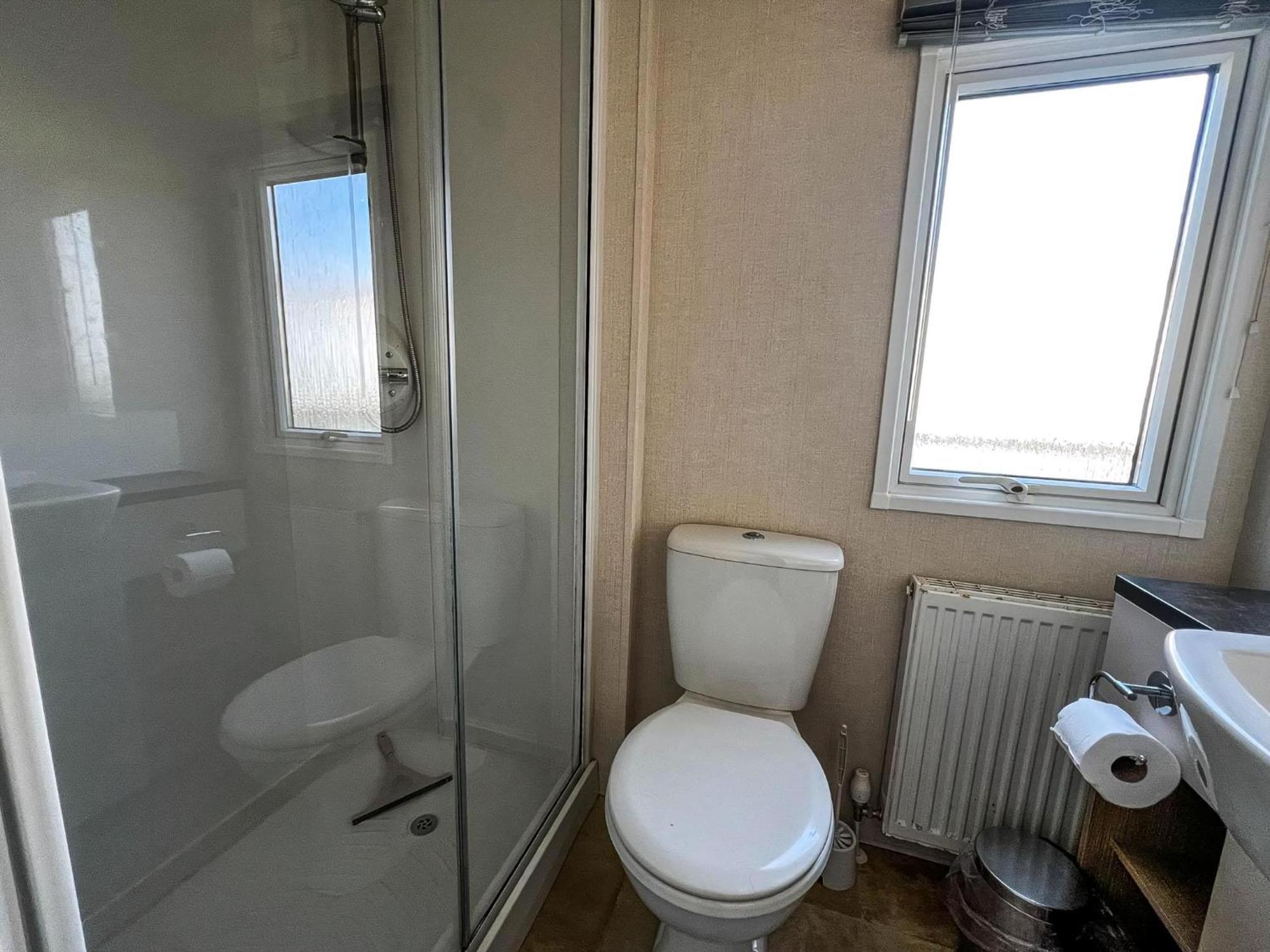 6 Berth Luxury Caravan With Full Sea Views At Azure Seas In Suffolk Ref 32069Az Hotel Лоустофт Екстериор снимка