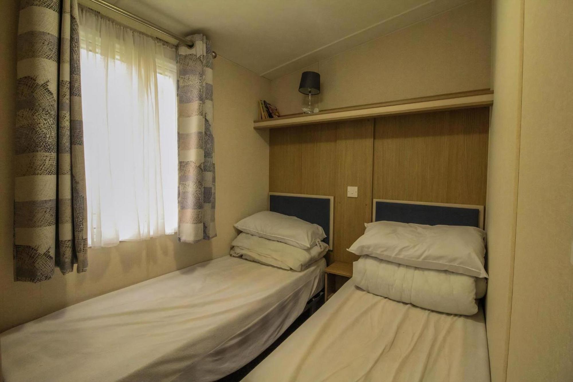 6 Berth Luxury Caravan With Full Sea Views At Azure Seas In Suffolk Ref 32069Az Hotel Лоустофт Екстериор снимка